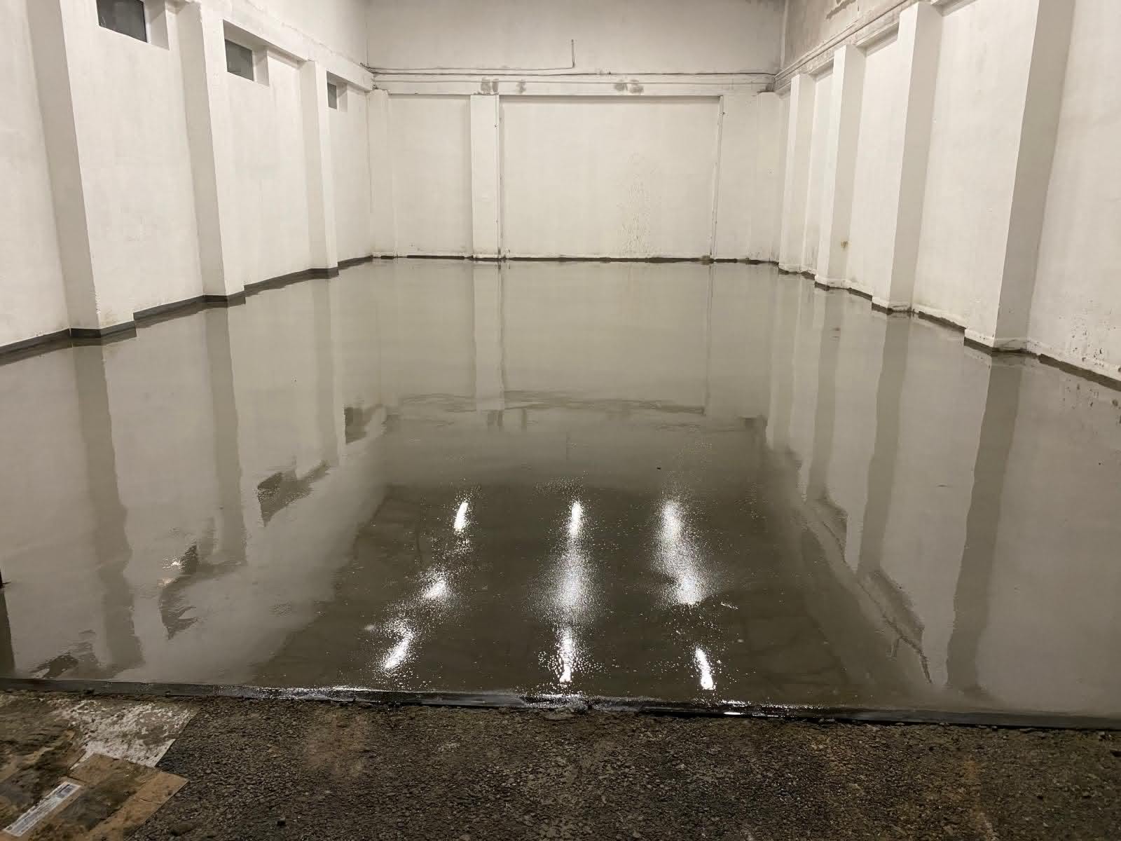 Leštený betón — mirror-finish v industriálnom showroome